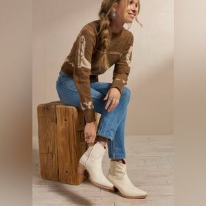 Tecovas women’s bone colored boots size 8. Excellent condition barely worn.